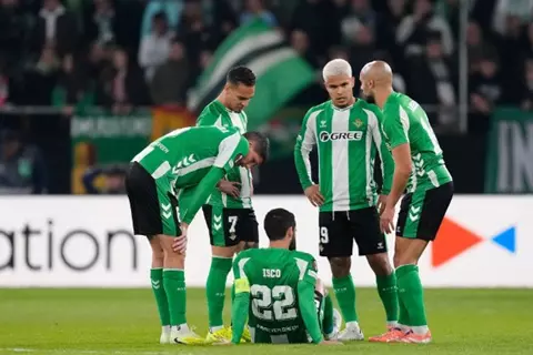 إصابة إيسكو وأمرابط في ريال بيتيس بعد اصطدام غريب بالدوري الأوروبي